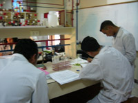 Estudiantes en laboratorio ULA